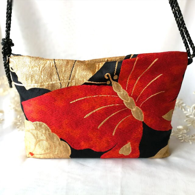 セール⭐︎国内からの発送☆きもの　帯　ヴィンテージ　ちょっとお出かけショルダーバッグ　ファスナー仕様☆　バタフライ朱赤×ゴールド