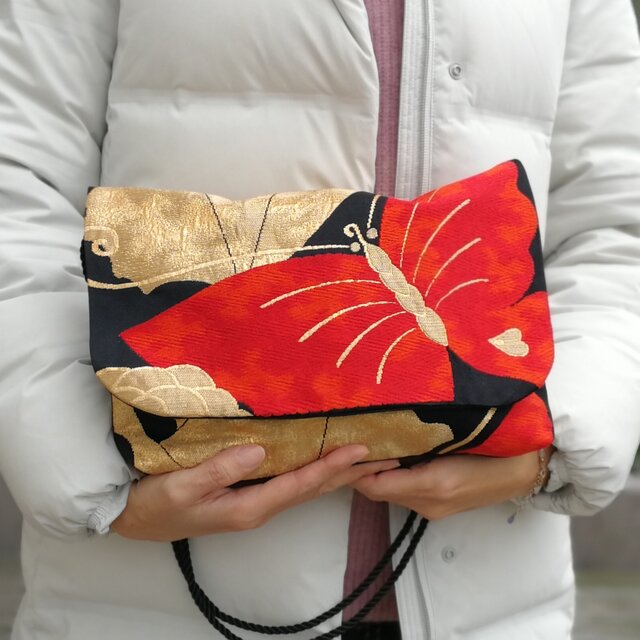 セール！ 国内からの発送☆きもの　帯　ヴィンテージ　ちょっとお出かけショルダーバッグ　フラップ☆　バタフライ朱赤×ゴールド