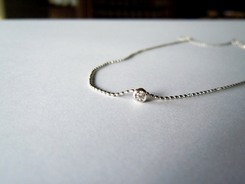 Pt900 フクリン留めダイヤひと粒ペンダントボールチェーンネックレス/0.05ct