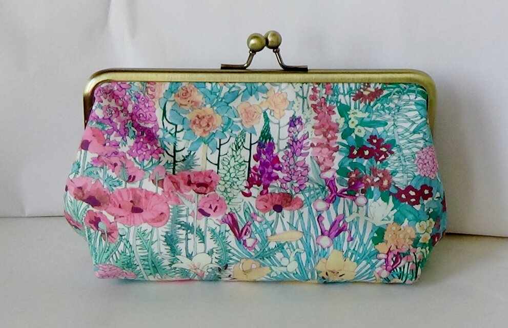 リバティ　アリスズガーデン　がま口通帳、コスメポーチ　