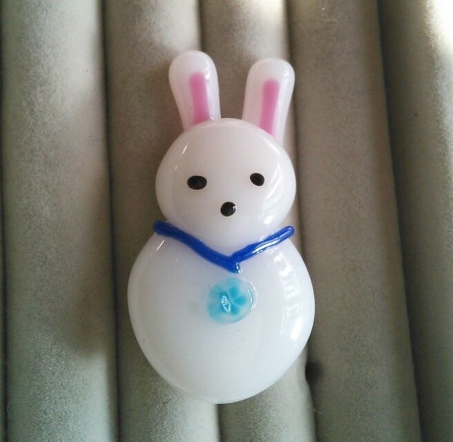 雪うさぎのブローチ