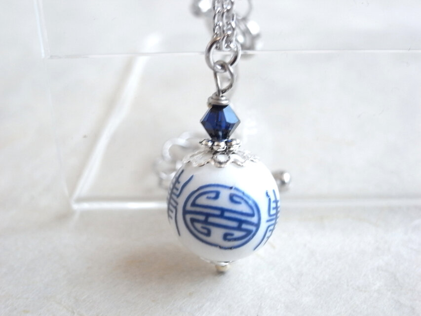 ネックレス　藍色のアジアン象形文字の陶器ビーズ　白　ホワイト　紺色　青　和風　中華風　中国風