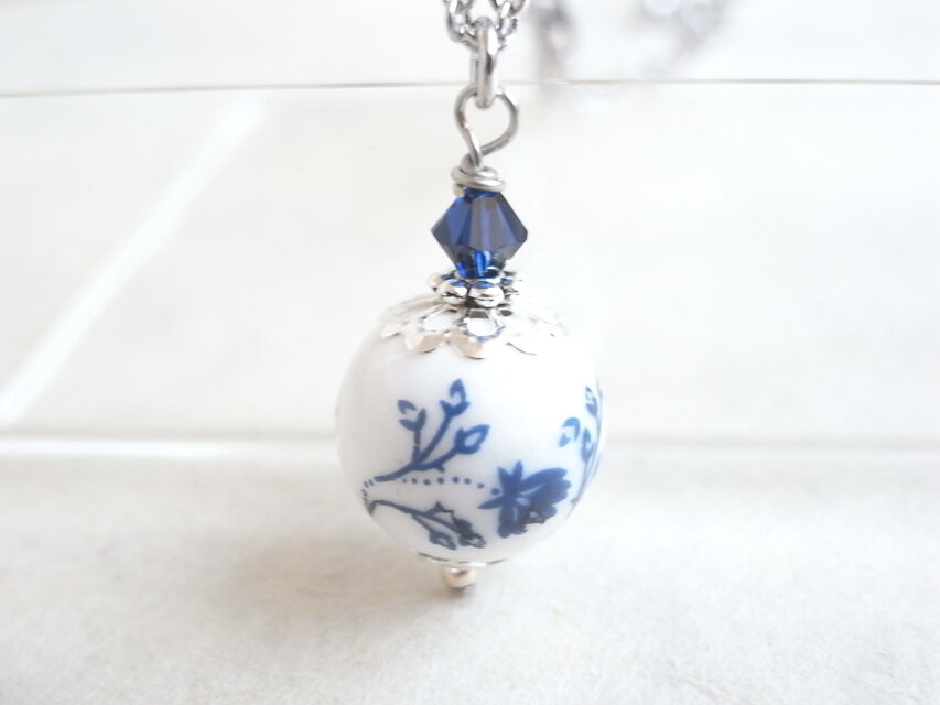 ネックレス　洋風の紺色フラワー柄陶器ビーズ　青　白　ホワイト　ブルー　シルバー