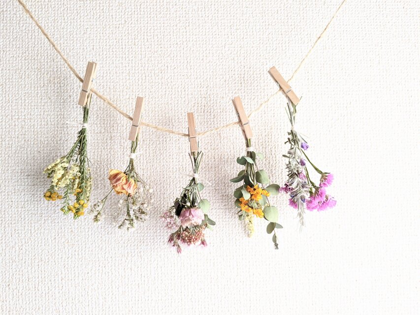 自家栽培ハーブのスターチスとライスフラワーとミニバラの春フラワーガーランド