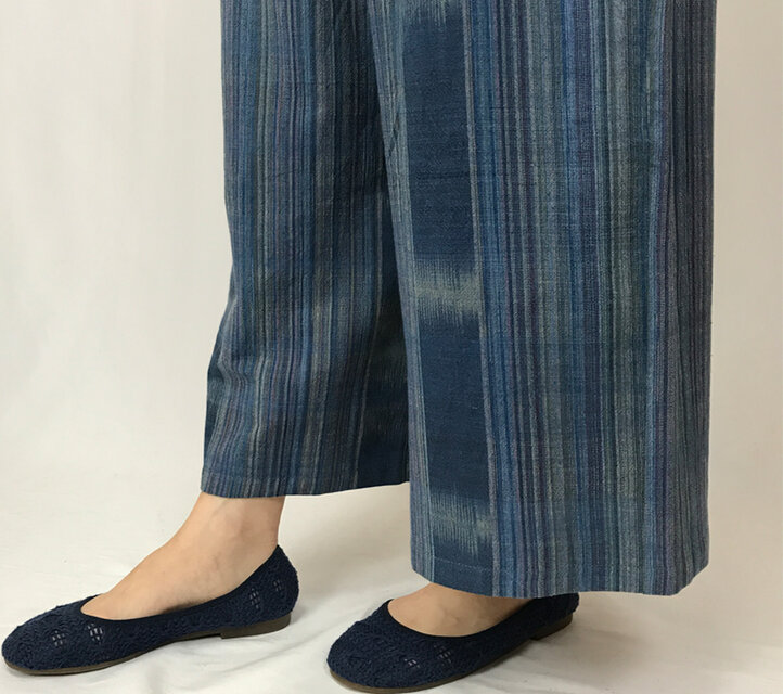 柔らか手織綿のロングワイドパンツ、絣模様、インディゴブルー