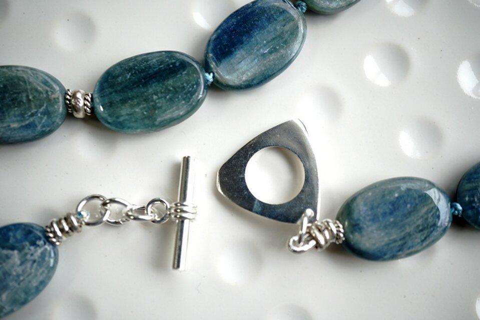 スモーキーなケニアカイヤナイトとシルバービーズネックレス