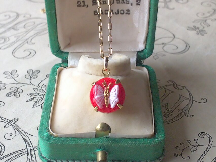 ヴィンテージ　蝶（White/Red）11ﾐﾘ　ネックレス