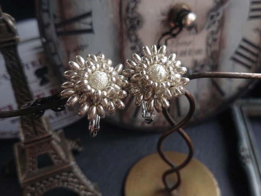 メタリックカラーのフラワーイヤリング（ピアス）