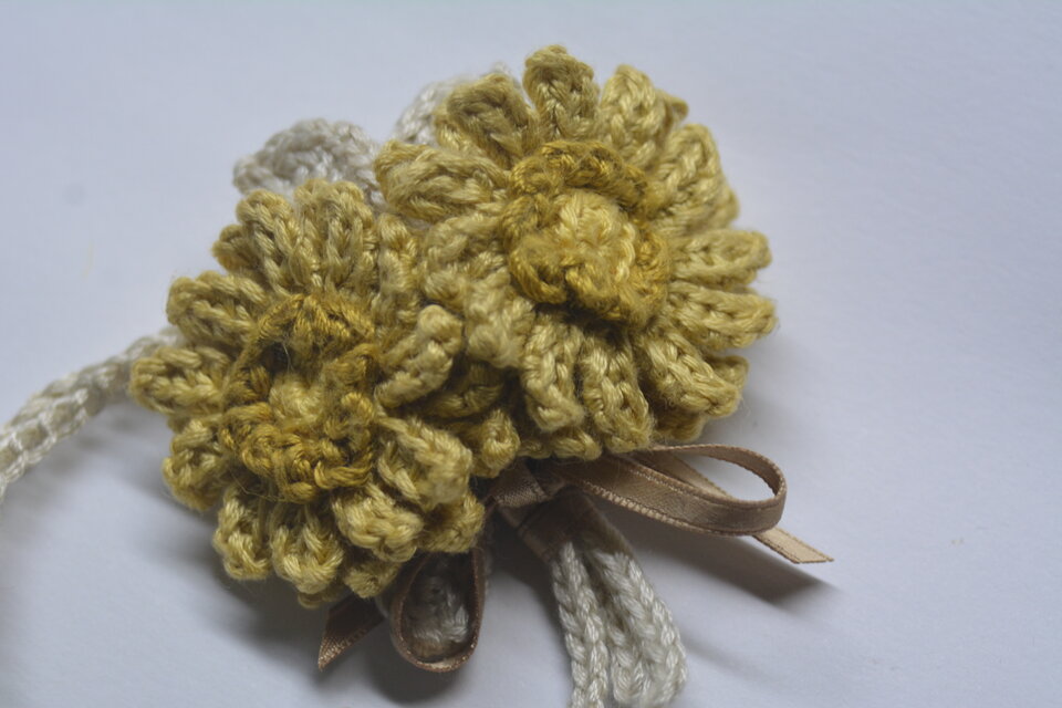 2way・きはだ色のお花ブローチ