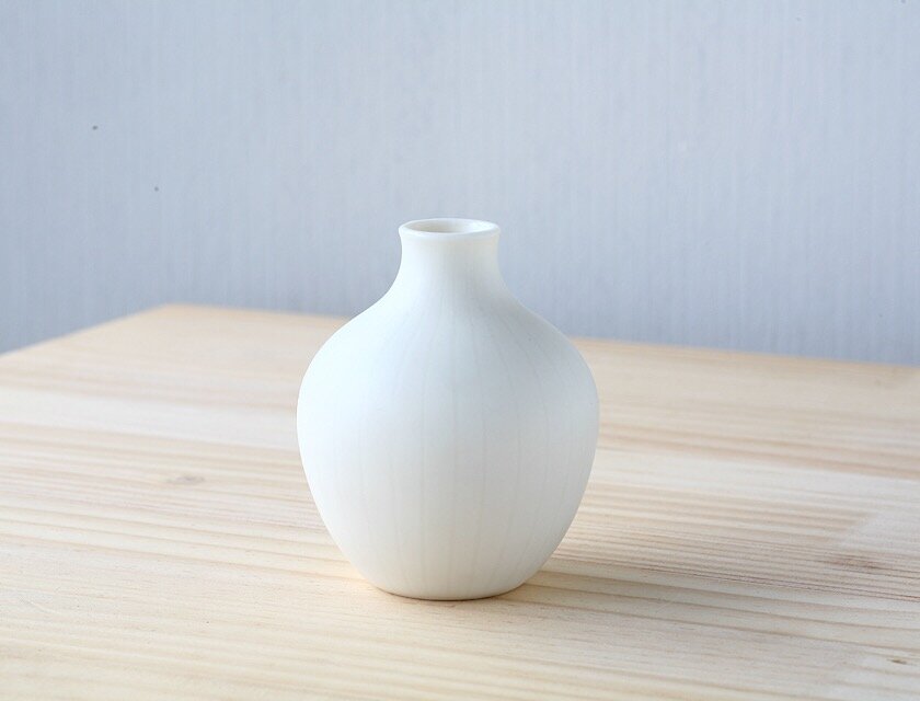 白色陶磁器フラワーベース 山水画 山水画の陶器花瓶 白色陶磁器フラワーベース 山水画 しずく型