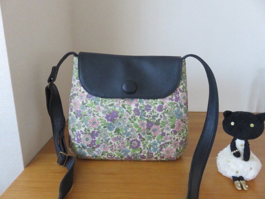 リバティ　エミリーとネイビー本革のショルダーバッグ