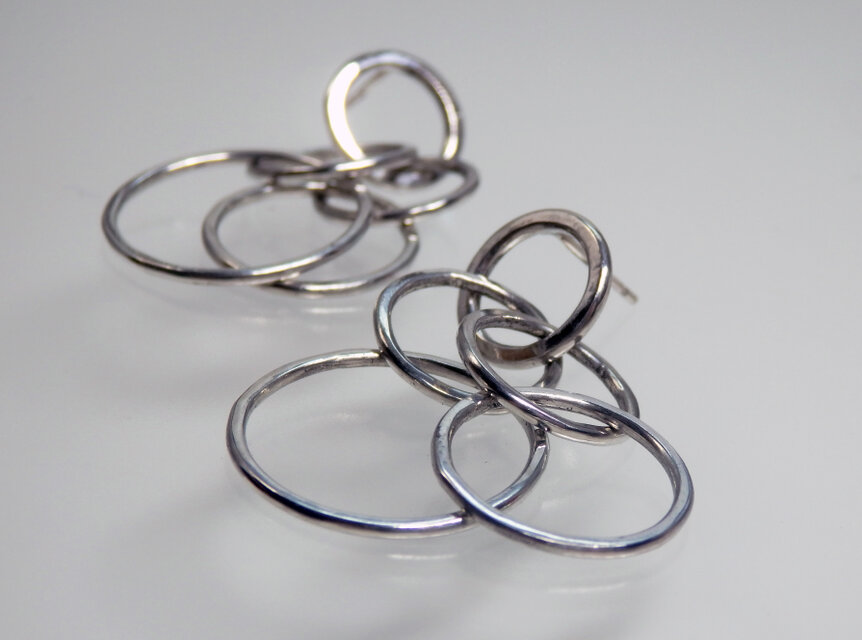 Five Circles Dangling 彫金スタッドピアス