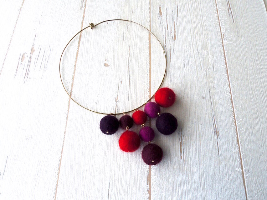 何通りにも楽しめる　フェルトのおしゃれネックレス　＊レッド系＊