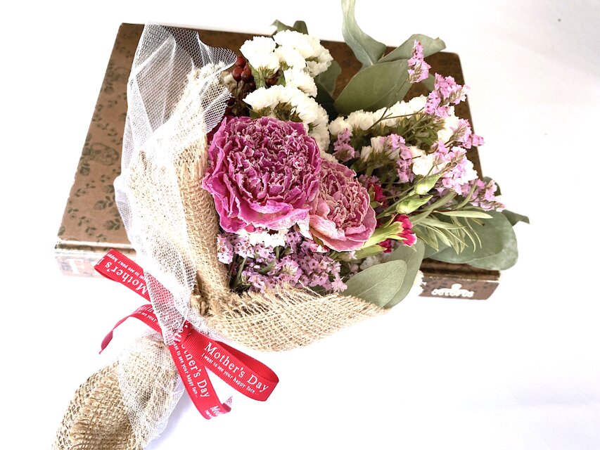 シャクヤクとカーネーションのブーケ