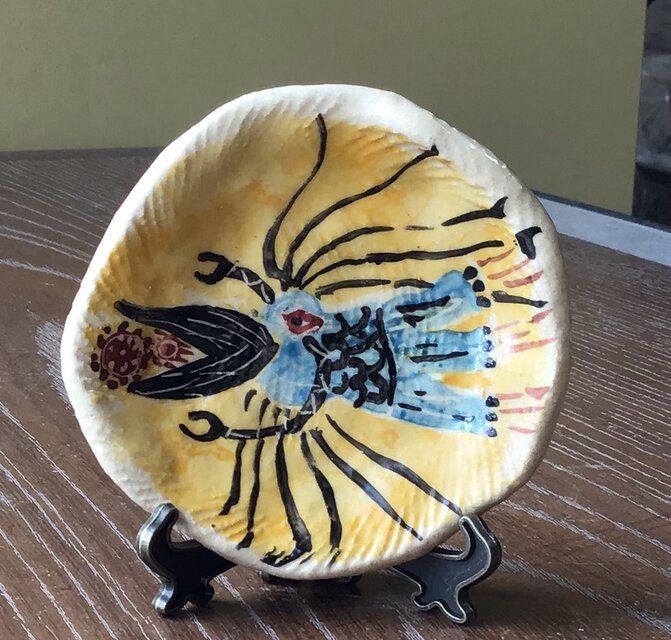 コロナをむしゃむしゃ食ってる　アマビエ小皿　　スタンド付き