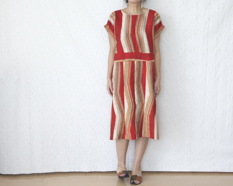 レトロなパフスリーブワンピース