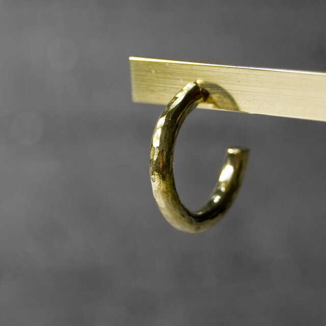 でこぼこ ブラスラウンドプレーンフープピアス 3.0mm幅 鎚目 真鍮｜BRASS PIERCE シンプル アクセサリー｜245