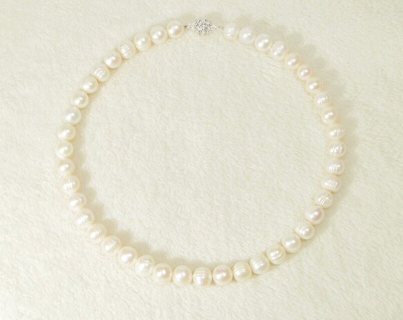 9mm本真珠（淡水、ナチュラルカラー）のネックレス（マグネット、縞あり、ホワイト、フォーマルなデザイン）