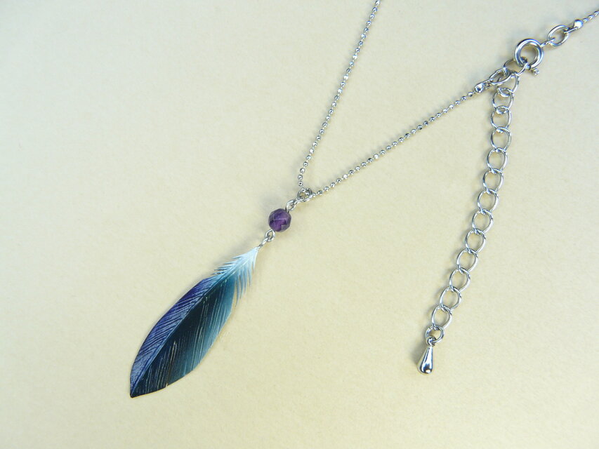 粘土の羽根飾り＿ハシブトガラス＿ネックレス（チェーン・革紐）＿中