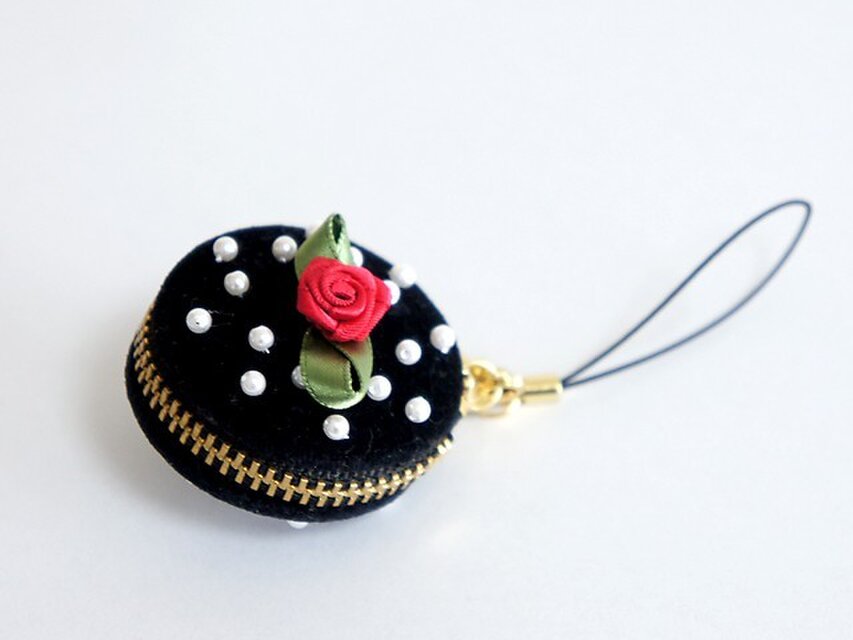 マカロンの携帯アクセサリーケース（黒）