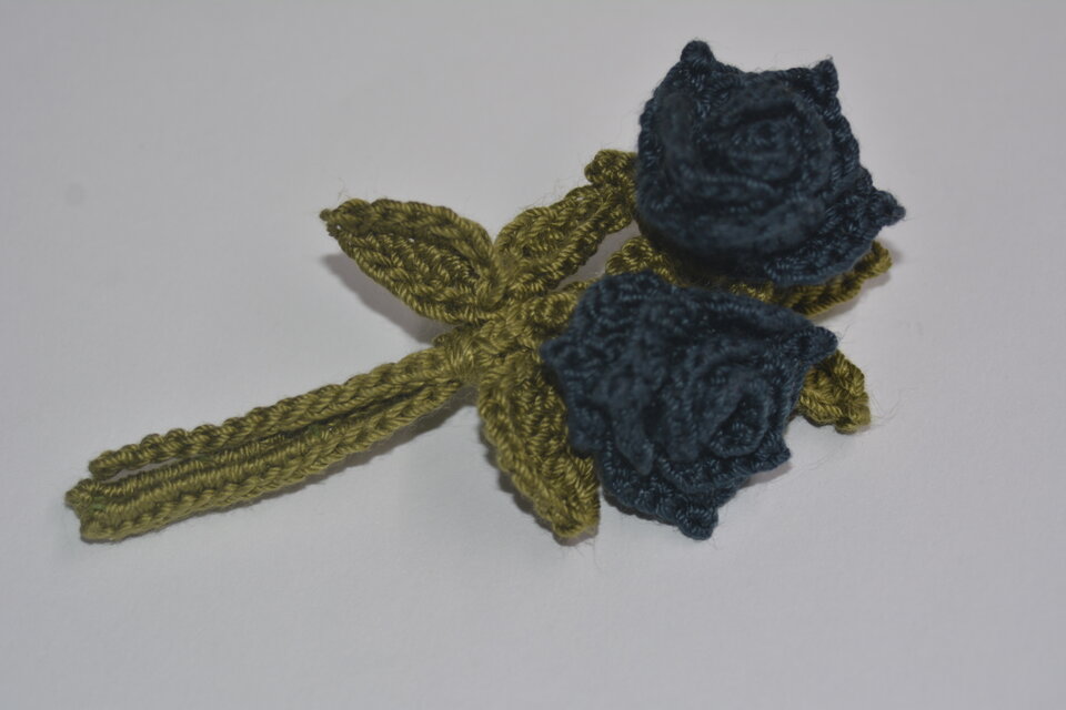 再販・蕾のブローチ濃紺