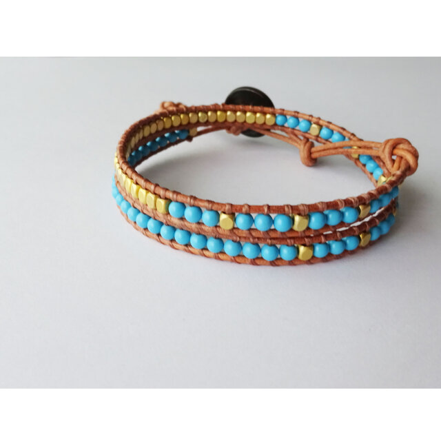 きれいな水色とマットな金色のブレスレット