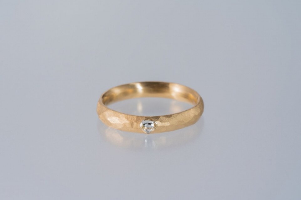 【ストック】ダイヤモンド原石　メイカブルの槌目のリング　表側