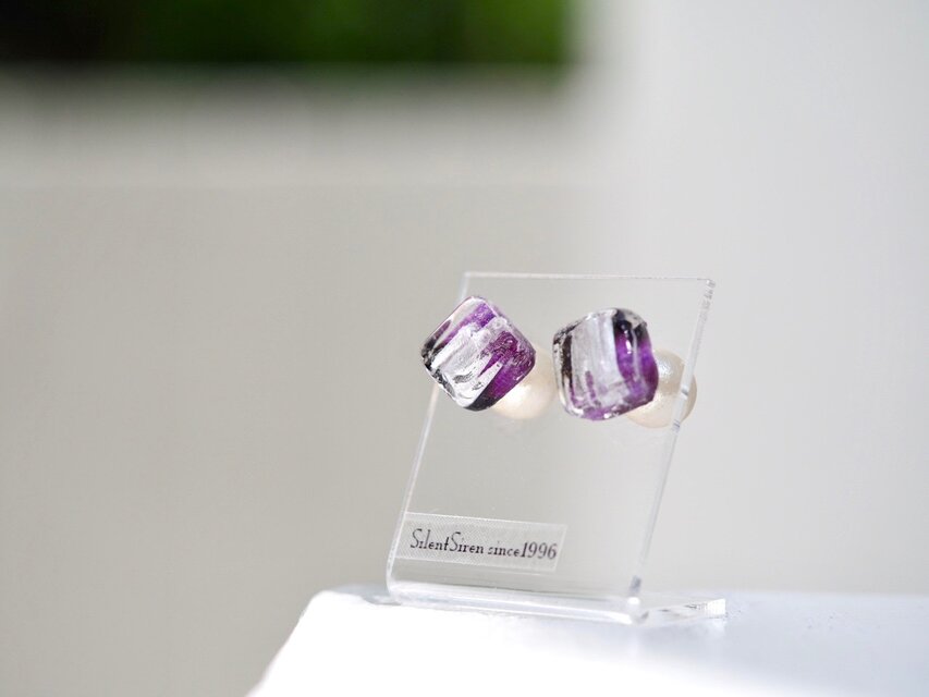 *vivid & clear*スクエアガラスピアス(NEON PURPLE)