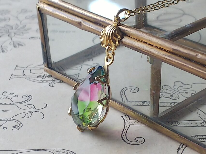 ヴィンテージ アイリスGlass しずく (18×13㎜) / Shell ネックレス