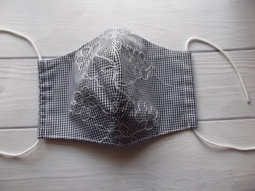 刺繍入りギンガムチェックの立体マスク
