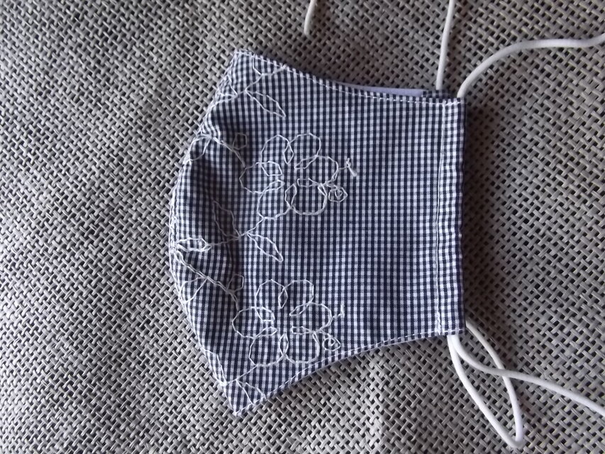 刺繍入りギンガムチェックの立体マスク