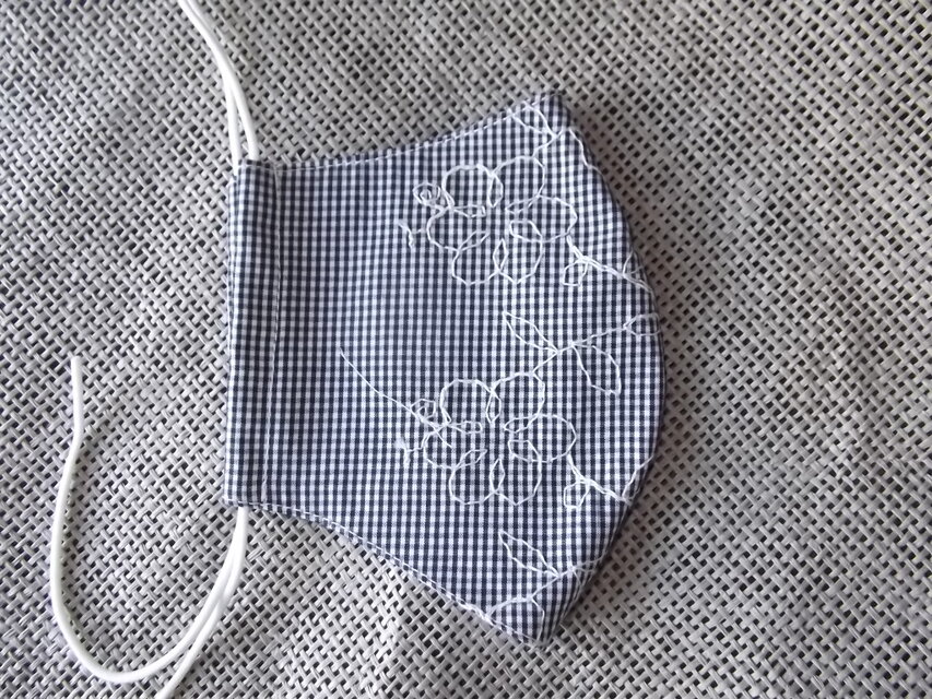 刺繍入りギンガムチェックの立体マスク