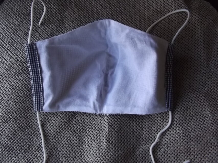 刺繍入りギンガムチェックの立体マスク