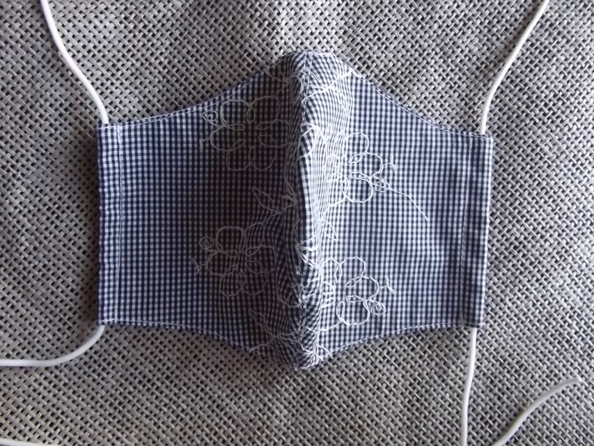 刺繍入りギンガムチェックの立体マスク