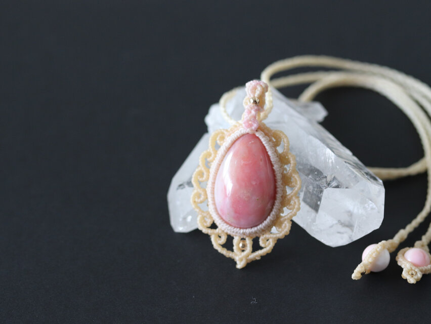 【マクラメ】ピンクオパールの首飾り