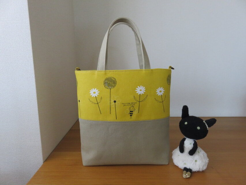 ミツバチ柄の縦長トートバッグ