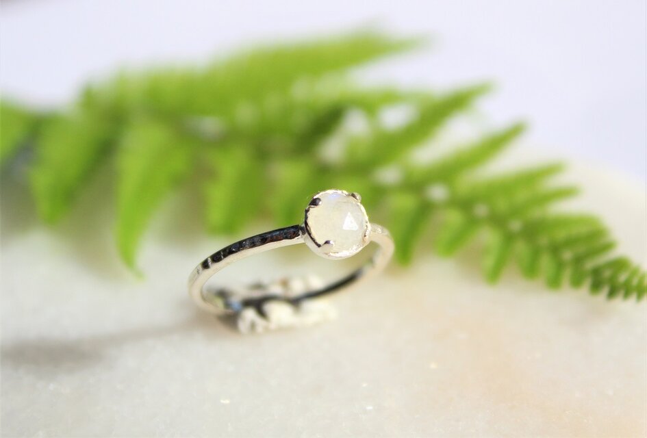 レインボームーンストーン　ローズカット　スターリングシルバー