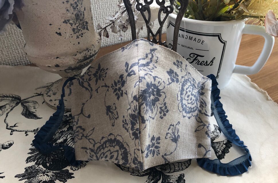 夏マスク　麻100%のさらりとした花柄マスク　ネイビー