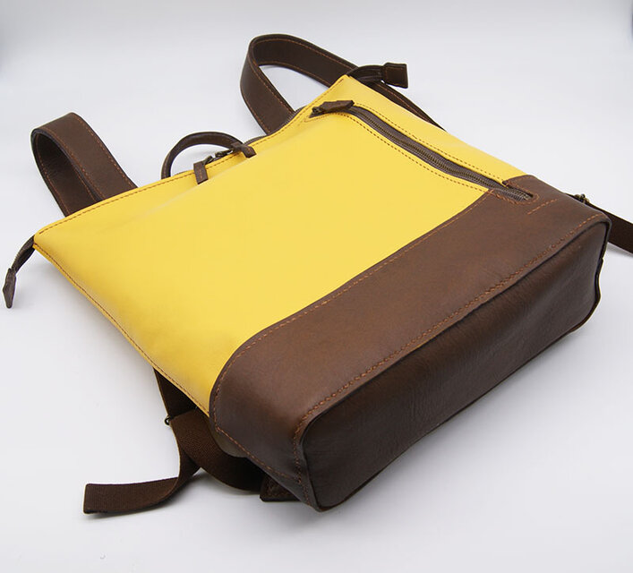 革のバイカラーリュック 手縫い 黄×茶 | iichi 日々の暮らしを心地よく