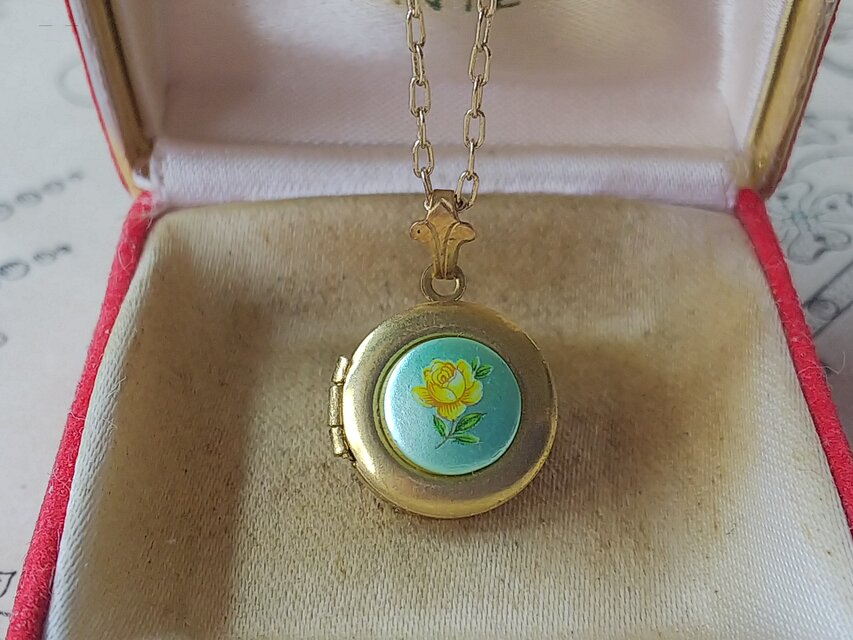 ヴィンテージ　ミントGreen/Yellow薔薇　ロケットネックレス