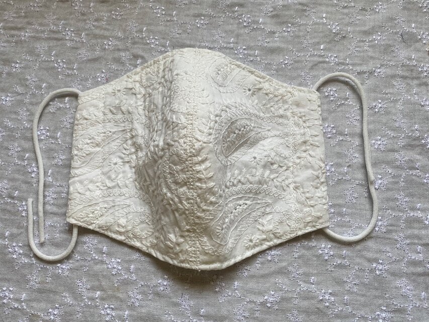布マスク　綿レース白(ペーズリ模様刺繍)