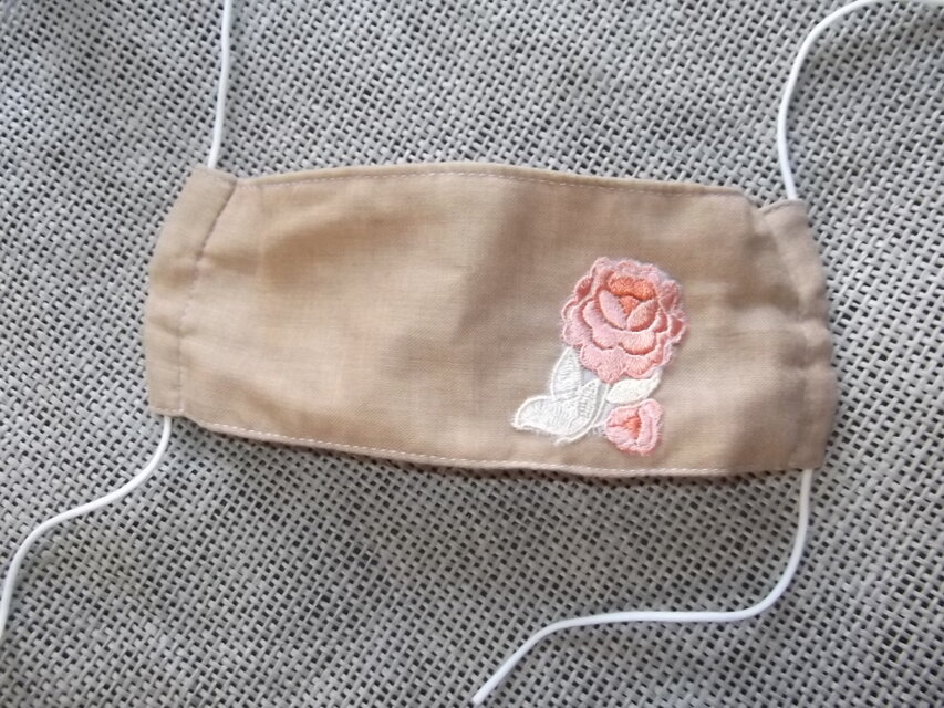 麻のアースカラーの薔薇刺繍の舟型マスク