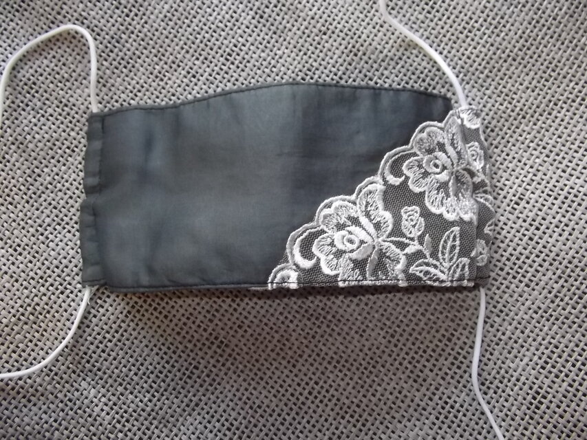 麻の墨色のレース入り舟型マスク