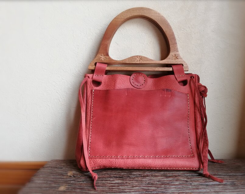 大人の虫かごトート　木の持ち手　オイルシュリンクレザー　くすみレッド