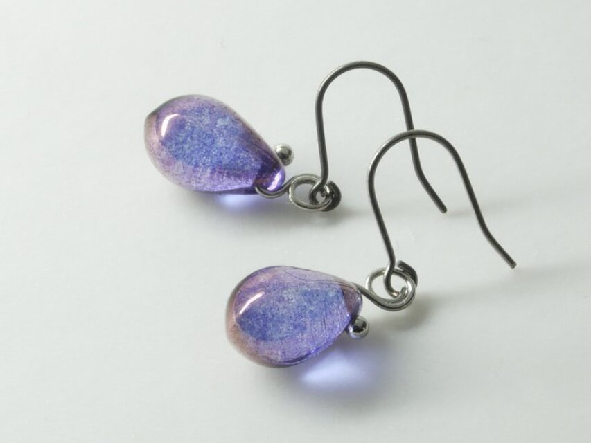 チェコガラスのしずくピアス　めらめら紫