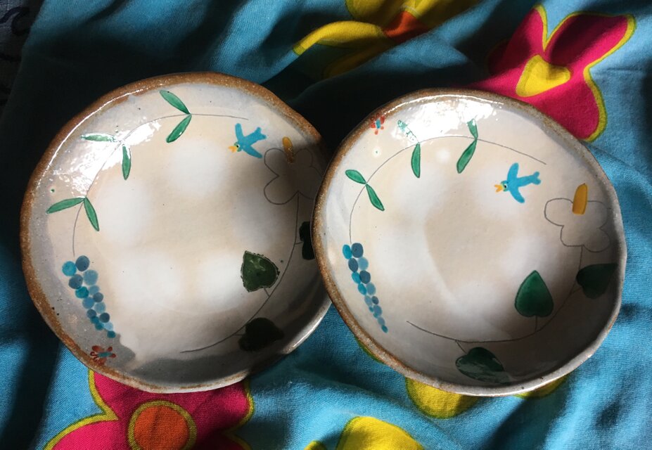 花と青いとりの深皿