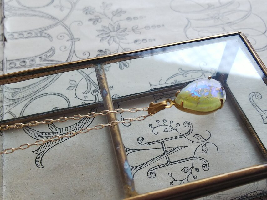 ヴィンテージ　Pistachio-Green (14×10㎜）ドラゴンズブレス ネックレス