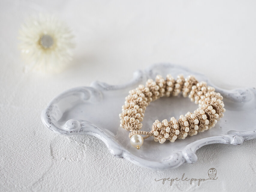 スパイラルビーズ　クロッシェブレスレット（ベージュ）