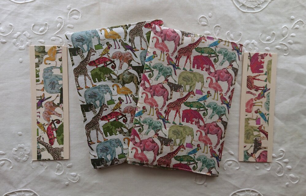 リバティプリント 文庫用(Queue for the Zoo A B C)