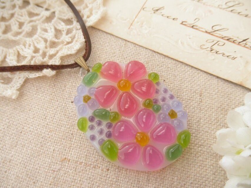 ミルク色ガラスの小さな花束＊ネックレス　ピンク＆ライラック